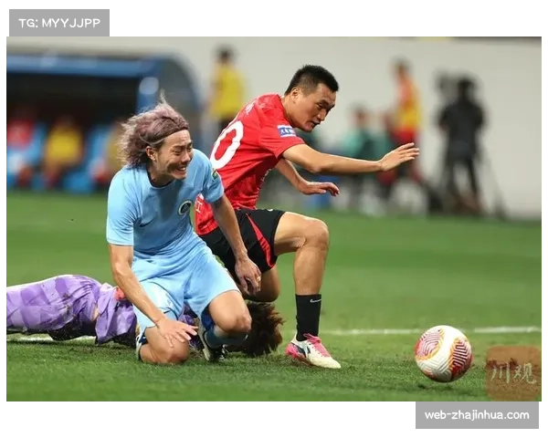 成都蓉城球员主场作战拼劲足 球队氛围团结积极向上 成都蓉城球员主场作战拼劲足 球队氛围团结积极向上